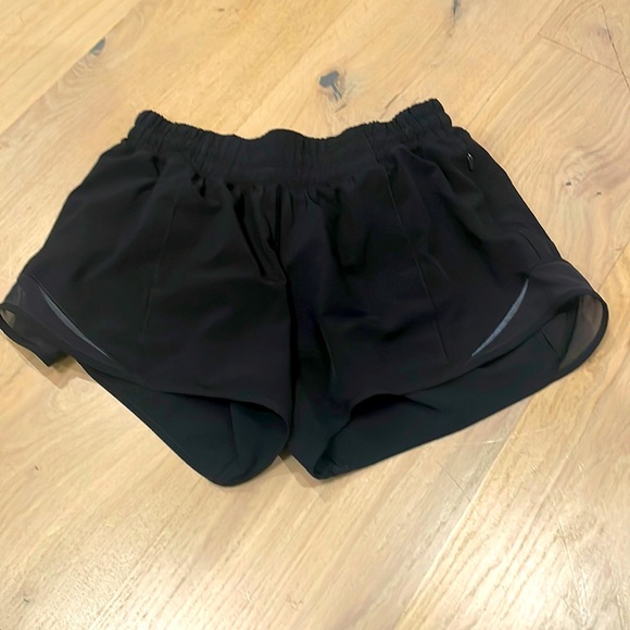 Lululemon barely worn size 4 hotty hot short black 4” - Picture 1 of 2